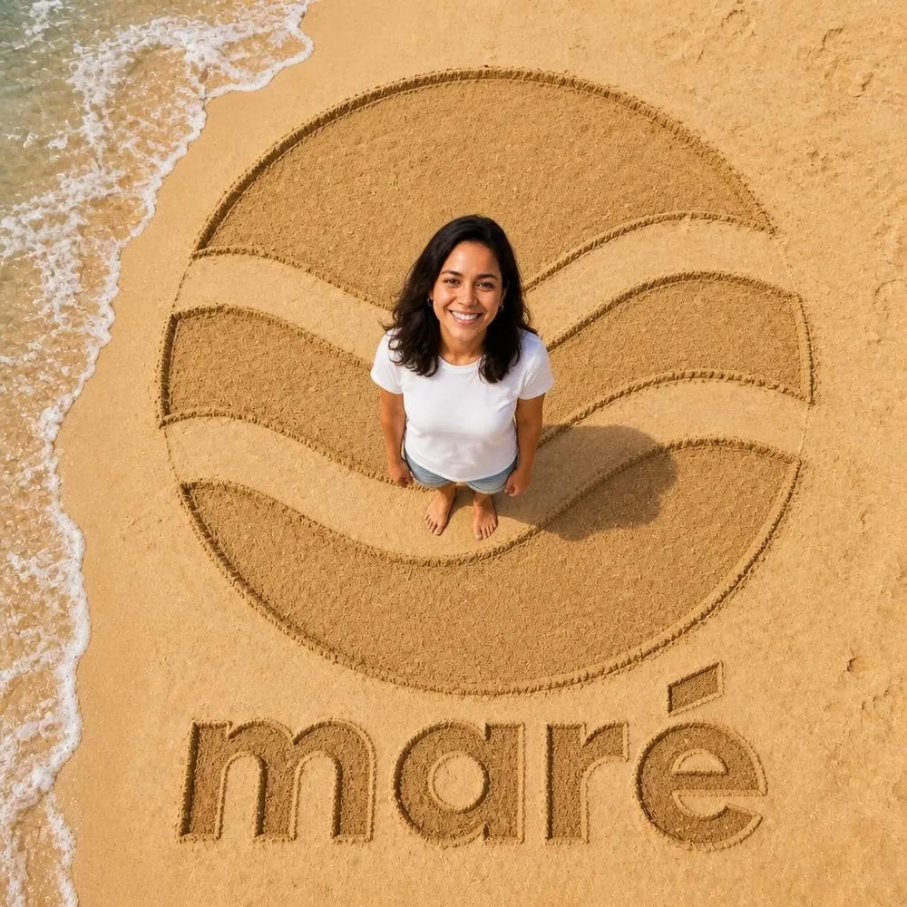 Exemplo com IA, vista de cima: convidada na areia, no centro do logo da marca fictícia maré desenhado na praia