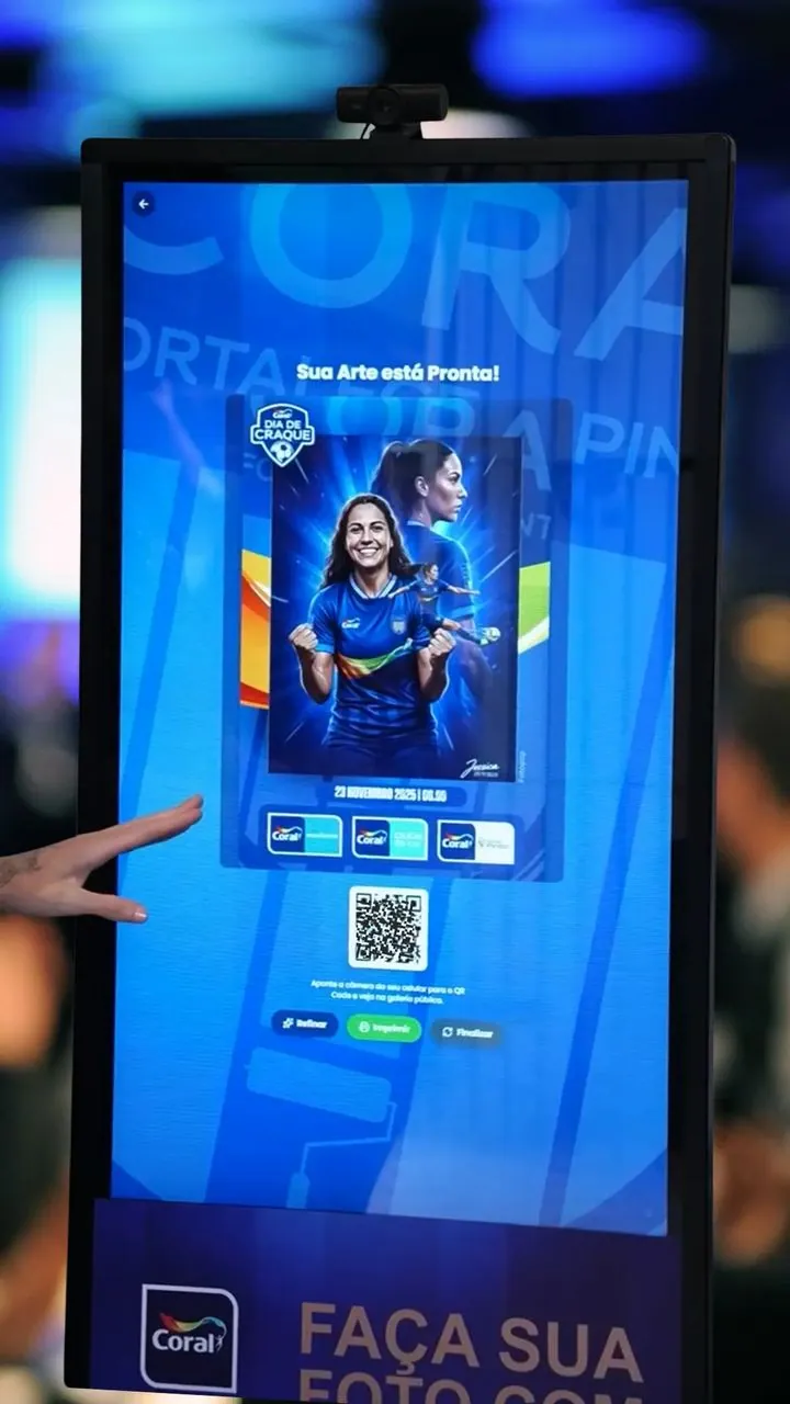 Coral · no evento: a arte do convidado na tela do totem, com o QR code