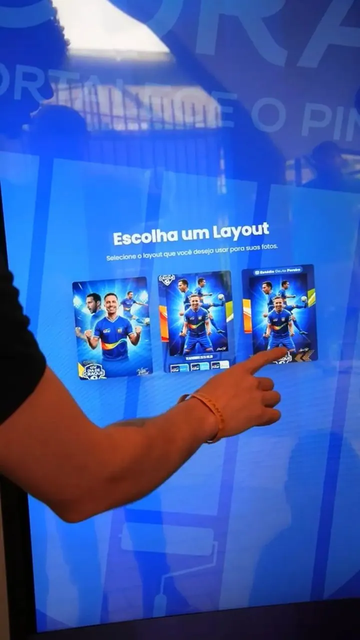 Coral · no evento: o convidado escolhe o layout na tela do totem