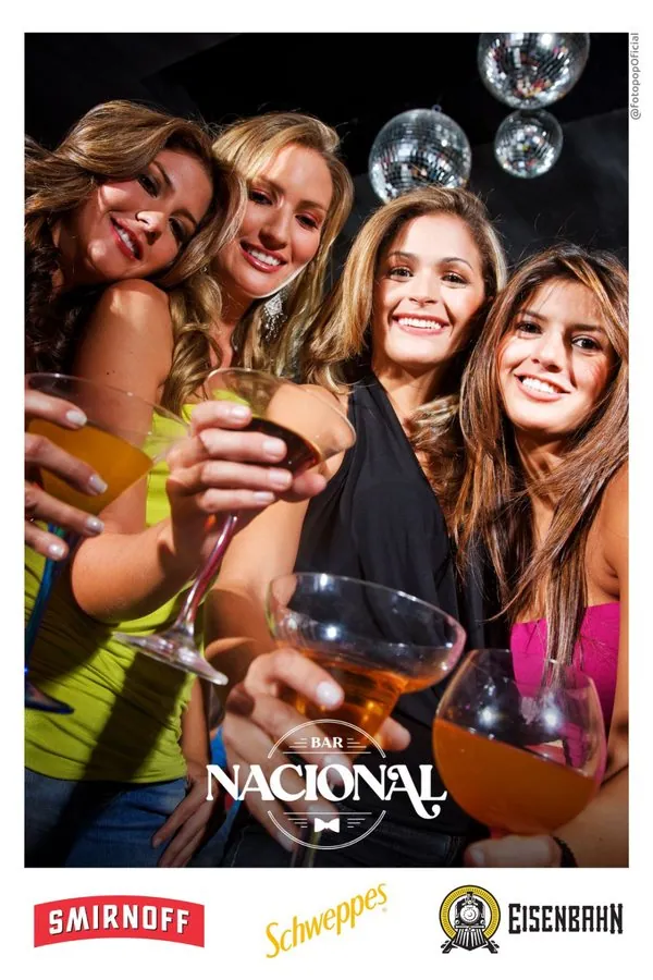 Foto impressa com o layout do Bar Nacional: quatro amigas brindando e as marcas Smirnoff, Schweppes e Eisenbahn