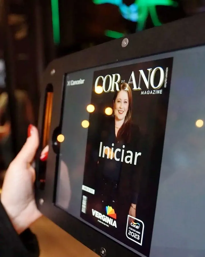 Tela do SelfiePop com a capa de revista personalizada do evento e o botão Iniciar