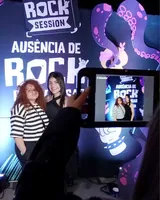 Duas convidadas posam no painel do evento Rock Session enquanto o SelfiePop tira a foto