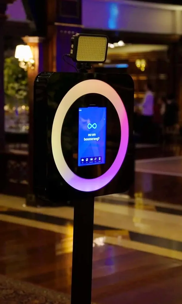 Totem Ring da Fotopop com ring light colorida e painel de LED, num evento