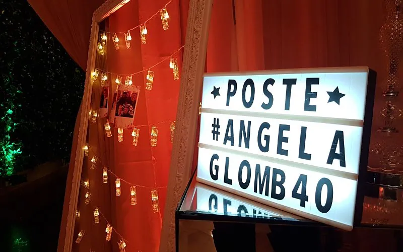 Letreiro luminoso com a hashtag da festa