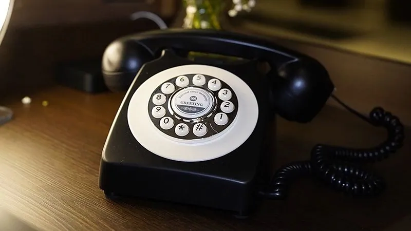 Telefone retrô preto de perto