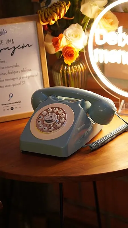 Telefone retrô com a placa de instruções