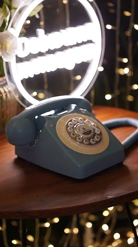 Telefone retrô com o letreiro luminoso