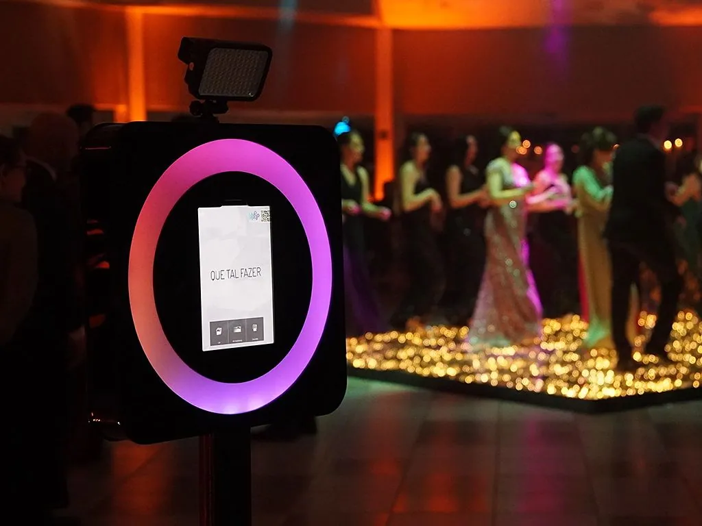 Totem Pop iluminado ao lado da pista de dança de um casamento