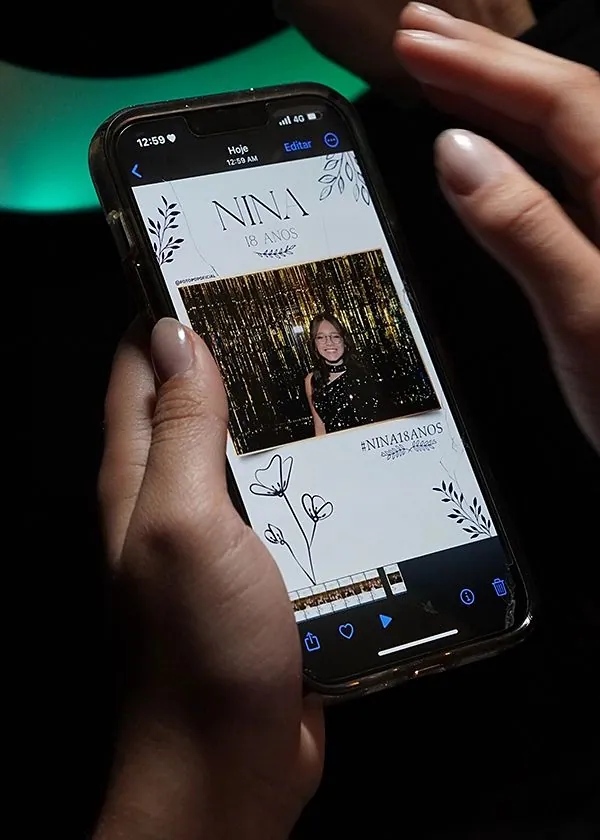 Foto digital de uma festa de 15 anos no celular de uma convidada