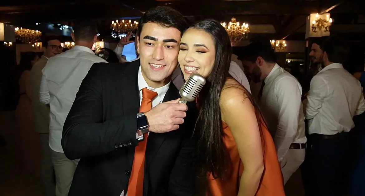 Casal de convidados gravando uma mensagem